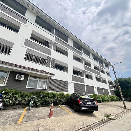 Ruan Plaisoi Apartment Bangkok Esterno foto