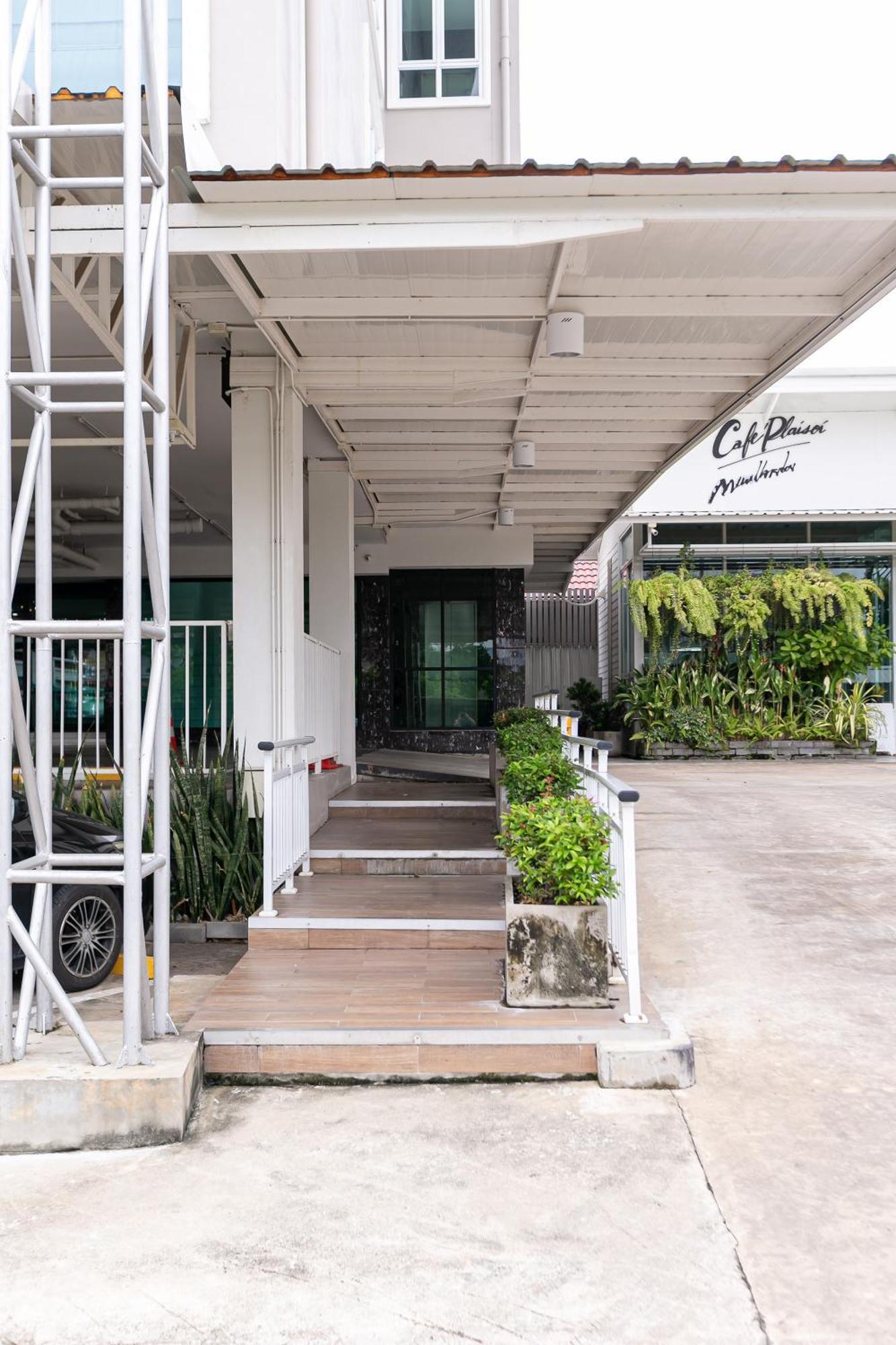 Ruan Plaisoi Apartment Bangkok Esterno foto